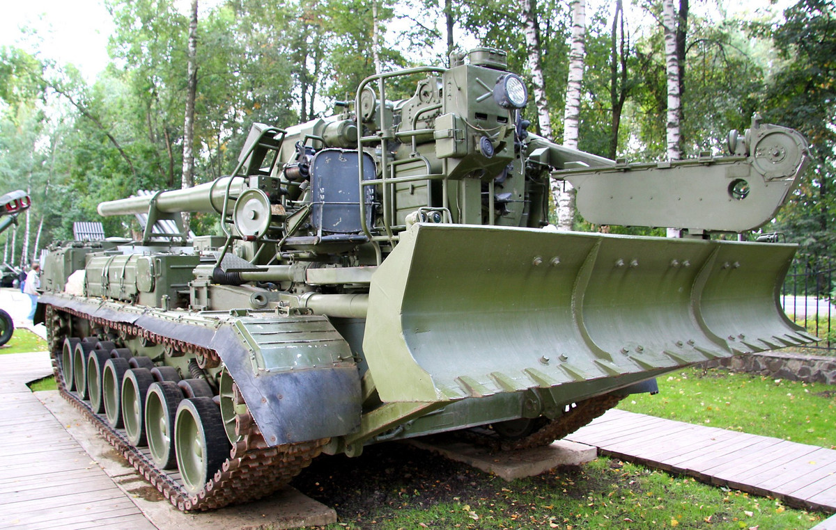 Hệ thống này được thiết kế bởi các kỹ sư tại nhà máy Kirov ở Leningrad, trong khi bộ phận pháo được phát triển bởi nhóm chuyên gia từ Volgograd. Các thử nghiệm đầu tiên được tiến hành năm 1970, và đến năm 1975, “Pion” chính thức được đưa vào biên chế.