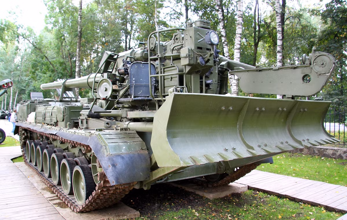 Hệ thống này được thiết kế bởi các kỹ sư tại nhà máy Kirov ở Leningrad, trong khi bộ phận pháo được phát triển bởi nhóm chuyên gia từ Volgograd. Các thử nghiệm đầu tiên được tiến hành năm 1970, và đến năm 1975, “Pion” chính thức được đưa vào biên chế.