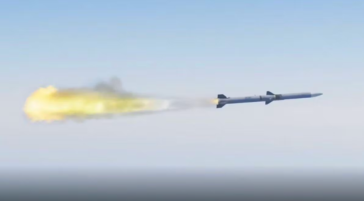 Tên lửa AIM-120 AMRAAM (Advanced Medium-Range Air-to-Air Missile) là một trong những loại vũ khí không đối không tiên tiến nhất thế giới, được Mỹ sản xuất và sử dụng rộng rãi trong hơn 33 quốc gia.