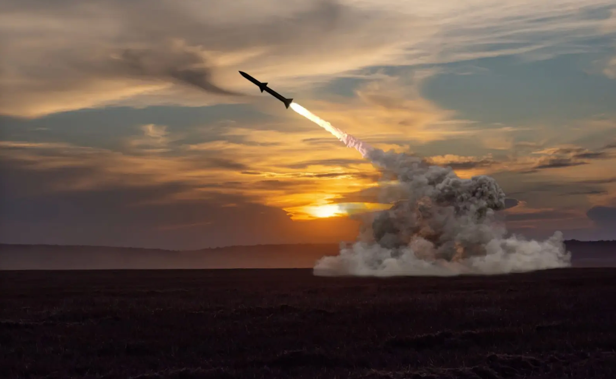 Được trang bị hệ thống dẫn đường radar chủ động, AMRAAM cho phép phi công "bắn và quên", tức là không cần tiếp tục theo dõi mục tiêu sau khi phóng. Với tầm bắn lên đến hơn 160 km và tốc độ tối đa Mach 4, loại tên lửa này có khả năng tiêu diệt mục tiêu ở khoảng cách xa, mang lại ưu thế lớn trong các tình huống chiến đấu trên không.