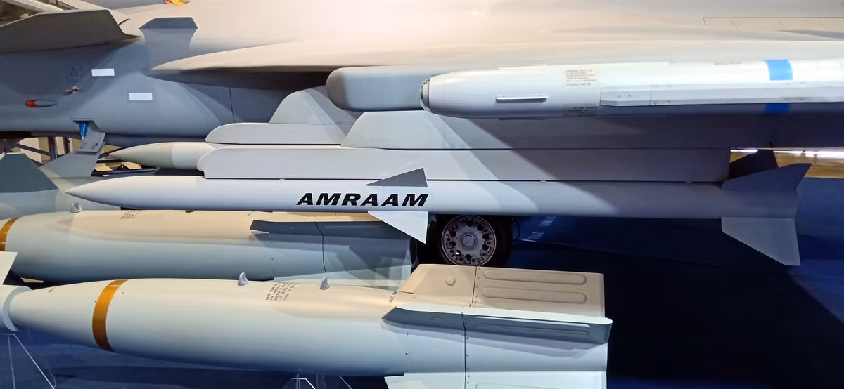 Nhat Ban “chot” ten lua AIM-120 AMRAAM: Dat co xat ra mieng?