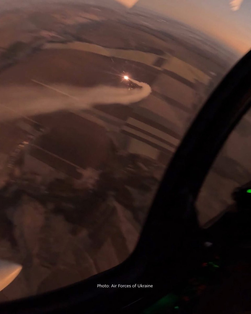 Sự kiện này xảy ra trong một cuộc tấn công bằng tên lửa và máy bay không người lái quy mô lớn của Nga, nhắm vào cơ sở hạ tầng của Ukraine, khiến Quân đội Ukraine phải phản ứng phòng thủ mạnh mẽ. Đây là một trong những cuộc tấn công trên không quy mô nhất vào Ukraine kể từ khi xung đột leo thang vào năm 2022. Ảnh Bulgarian Military