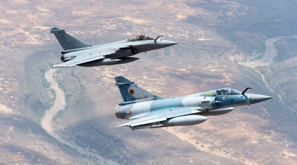 Không quân Ukraine đã triển khai tiêm kích F-16 của Mỹ, Mirage 2000 của Pháp, các nhóm hỏa lực cơ động và các hệ thống tác chiến điện tử tham gia đối phó đợt tập kích từ Nga. Đây là lần đầu tiêm kích Mirage 2000 do Pháp chế tạo tham chiến, sau khi Ukraine tiếp nhận khoảng một tháng.