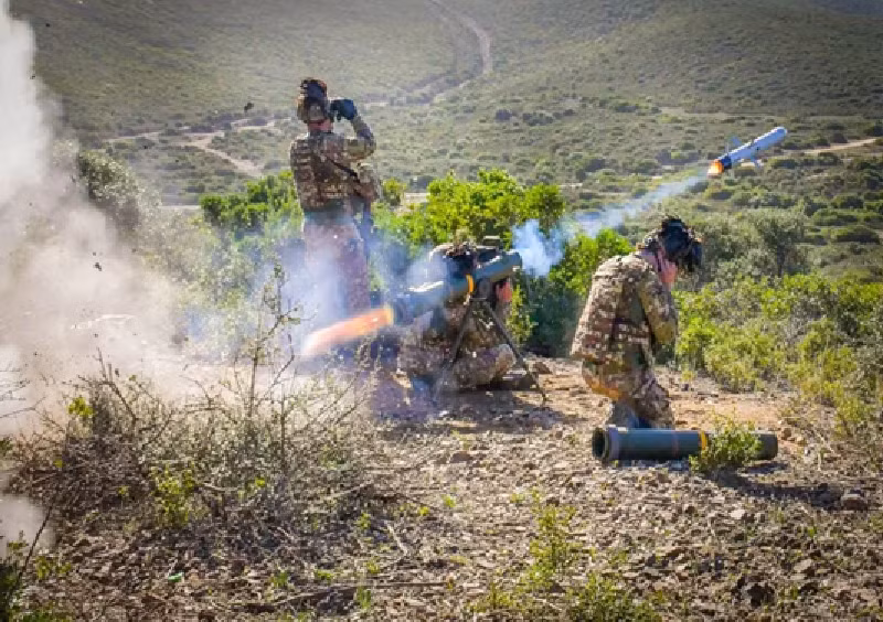Hệ thống này có thể hoạt động theo cơ chế “bắn và quên” hoặc “bắn và cập nhật mục tiêu”, đảm bảo độ chính xác cao và khả năng xuyên phá mạnh mẽ. Biến thể Spike-SR dành cho bộ binh có tầm bắn ngắn khoảng 1.5 km, trong khi các biến thể như Spike-LR, Spike-ER và Spike-NLOS có thể tấn công mục tiêu từ khoảng cách lên đến 30 km, mang lại lợi thế vượt trội trên chiến trường hiện đại. Ảnh: Rafael
