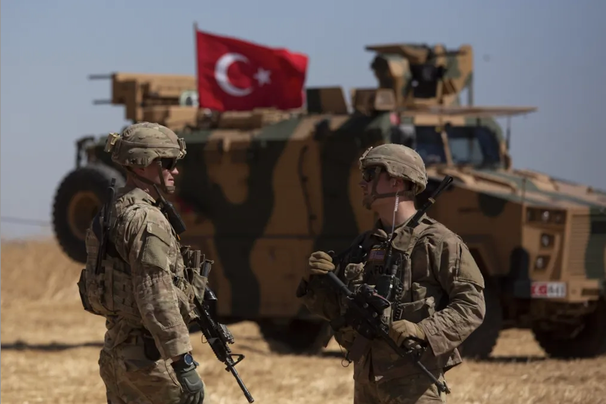Trong bối cảnh đó, sự hiện diện của Mỹ tại Syria – với khoảng 900 binh sĩ hỗ trợ Lực lượng Dân chủ Syria (SDF) chống tàn quân ISIS – đứng trước thách thức mới, khi Thổ Nhĩ Kỳ mở rộng ảnh hưởng quân sự tại khu vực trọng yếu này. 