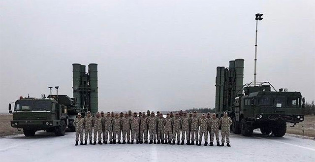 Việc bổ sung S-400 mới thực sự là yếu tố "thay đổi cuộc chơi". Được Thổ Nhĩ Kỳ mua từ Nga năm 2019 với giá 2,5 tỷ USD, S-400 có khả năng phát hiện và tiêu diệt từ máy bay tàng hình đến tên lửa đạn đạo ở độ cao lên tới 30.000 mét, tầm theo dõi radar 600 km và có nhiều phiên bản tên lửa khác nhau. Tuy nhiên, hiệu quả thực tế của S-400 từng bị nghi ngờ sau các cuộc tấn công của Ukraine vào các vị trí được cho là do S-400 bảo vệ năm 2022, theo Forbes tháng 12/2024.