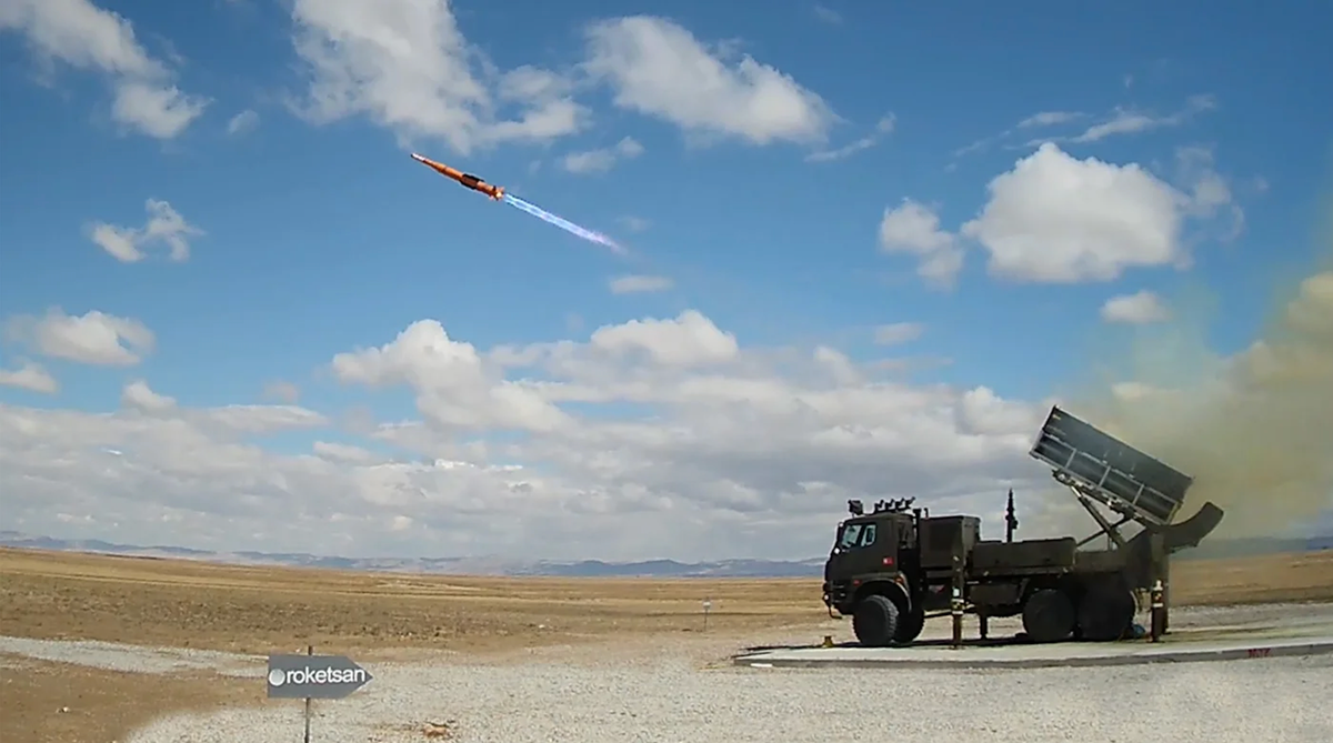 Hệ thống Hisar được coi là biểu tượng cho tham vọng tự chủ quốc phòng của Thổ Nhĩ Kỳ. Phát triển từ năm 2007, Hisar có hai phiên bản chính: Hisar-A (tầm ngắn) và Hisar-O (tầm trung). Phiên bản Hisar-O, dự kiến sẽ được triển khai tại T-4, có tầm bắn hơn 25 km (với phiên bản dẫn bằng sóng vô tuyến) và có khả năng đánh chặn máy bay, trực thăng, UAV và tên lửa hành trình ở độ cao tới 10.000 mét.