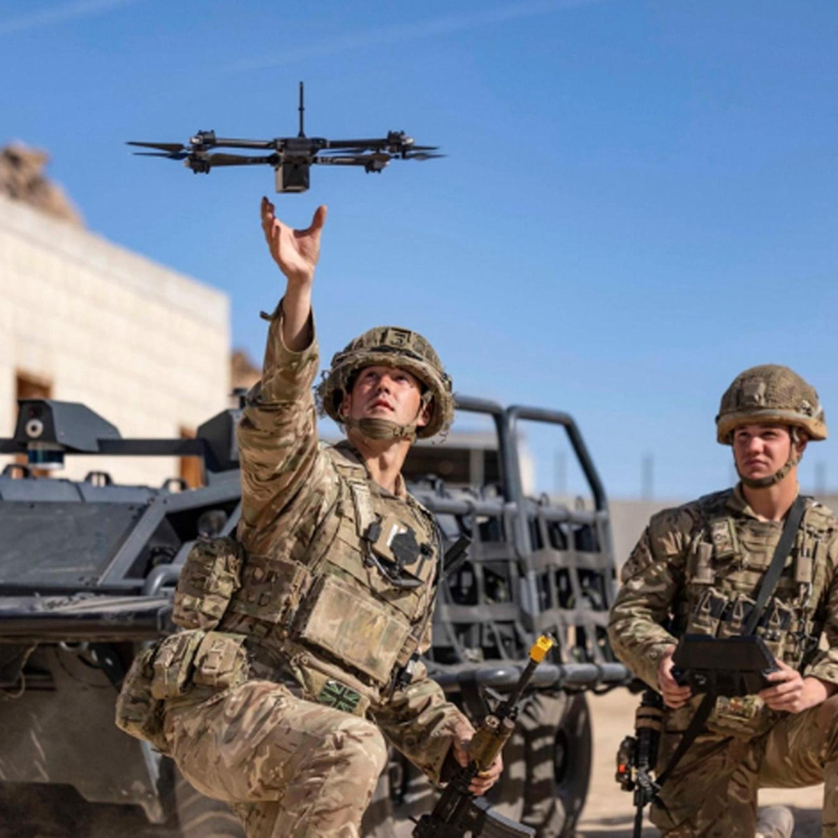 Bảy nhóm nhà sản xuất đã trình bày những phát triển của họ. Công nghệ dựa trên trí tuệ nhân tạo (AI) cho phép kết hợp hàng chục máy bay không người lái dưới sự điều khiển của một người. Đại diện của Bộ Quốc phòng và Bộ Tổng tham mưu của Ukraine, đã thấy được những gì nhà sản xuất Ukraine có thể làm và đưa ra các khuyến nghị để cải thiện sản phẩm.