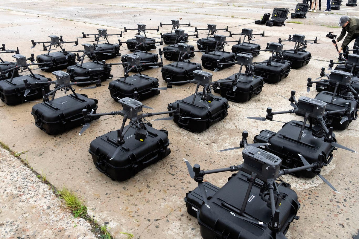 Rút kinh nghiệm từ cuộc xung đột ở Ukraine, Lực lượng vũ trang Thụy Điển và nhà sản xuất quốc phòng Saab đã đẩy nhanh một dự án tuyệt mật, nhằm tạo ra dòng UAV "bầy đàn", những máy bay này có khả năng phối hợp và phản ứng độc lập với các diễn biến trên chiến trường. Ảnh The Independent