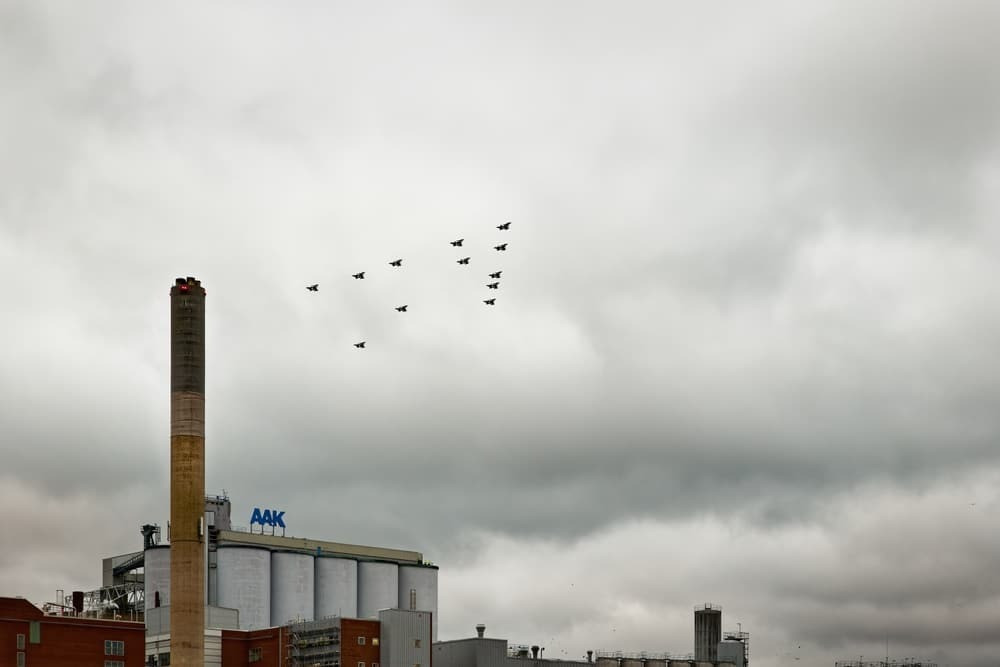 Được biết, "bầy UAV" của Thụy Điển không cần nhiều người để điều khiển các nhóm máy bay không người lái, việc điều khiển có thể được thực hiện bởi một người và người này sẽ đưa ra các quyết định. Sáng kiến của Thụy Điển đặc biệt quan trọng kể từ khi nước này gia nhập NATO vào ngày 7/3/2024. Sáng kiến này nhằm đóng góp tiềm năng công nghệ đáng kể vào cơ cấu phòng thủ tập thể của liên minh này.