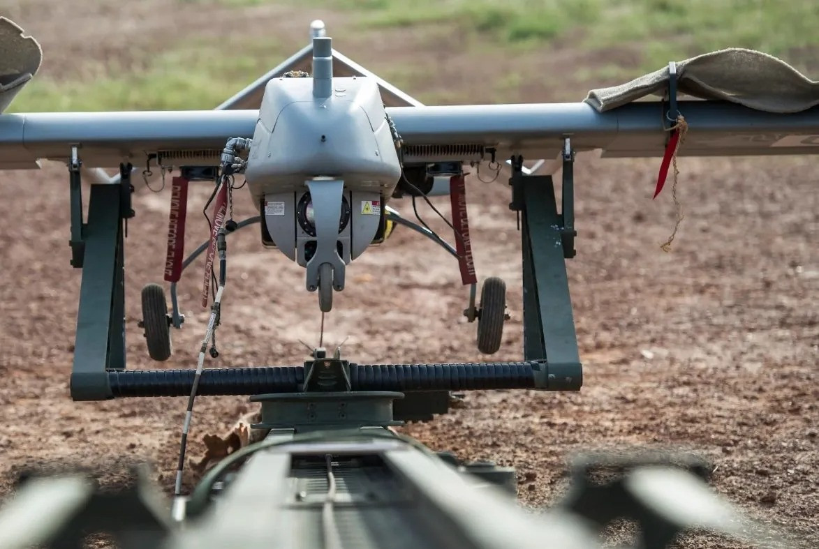 “Chúng ta sẽ phải chấp nhận một số rủi ro, để xây dựng năng lực phòng thủ mạnh hơn, nhanh hơn bình thường”, Bộ trưởng Pal Jonson tuyên bố. “Với sự trợ giúp của hàng trăm máy bay không người lái, hoạt động trinh sát, định vị và nhận dạng mục tiêu có thể được tiến hành nhanh hơn và hiệu quả hơn”.