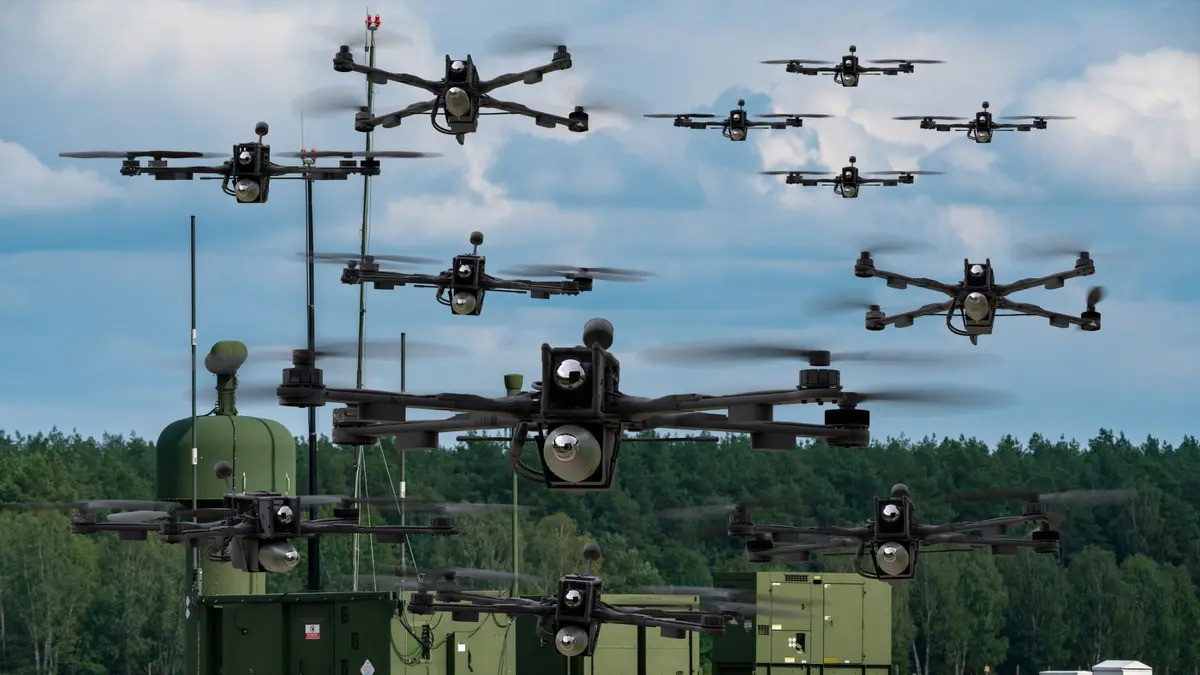 Bộ trưởng Quốc phòng Pal Jonson đã tiết lộ rằng: “Dự án thử nghiệm công nghệ UAV bầy đàn sẽ được triển khai trong cuộc tập trận Arctic Strike sắp tới”. Kết quả của các thử nghiệm sắp tới dự kiến sẽ củng cố vị thế của Thụy Điển là quốc gia đi đầu trong đổi mới quốc phòng toàn cầu. Ảnh Reddit