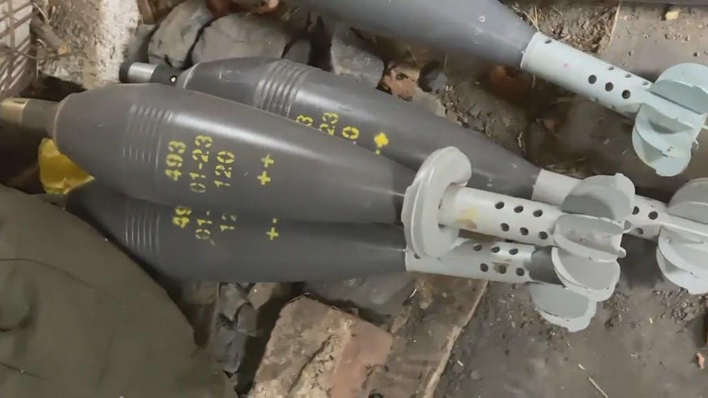 Khi bắn từ một khẩu súng cối nòng trơn, nó có thể bắn trúng mục tiêu cách xa vài km, tùy thuộc vào lượng thuốc nổ và độ cao, viên đạn có thể tạo ra một vụ nổ hủy diệt khi va chạm. Ngòi nổ của quả đạn kích hoạt tạo ra một vụ nổ làm văng các mảnh vỡ gây chết người trên diện rộng, khiến nó trở nên lý tưởng để nhắm vào bộ binh, mục tiêu mềm và công sự.