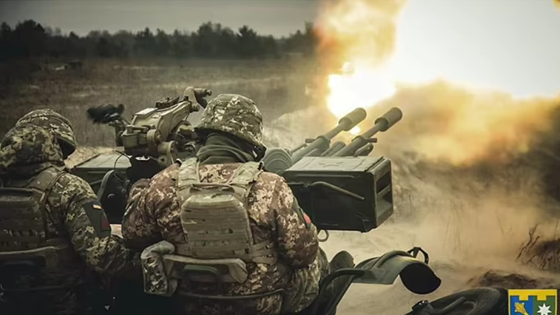 Khi tiến lên, họ thường không chiếm giữ các tòa nhà xung quanh mà tiếp tục xông thẳng vào sâu hơn. Phần lớn khu vực phía tây Toretsk đang diễn ra các trận giao tranh quy mô nhỏ. Ở phía bắc, quân đội Ukraine không chỉ tiến vào Krymske mà còn tiếp tục tấn công sâu hơn, thậm chí có thông tin cho rằng họ đã kiểm soát phần lớn ngôi làng này. Ảnh: TCH