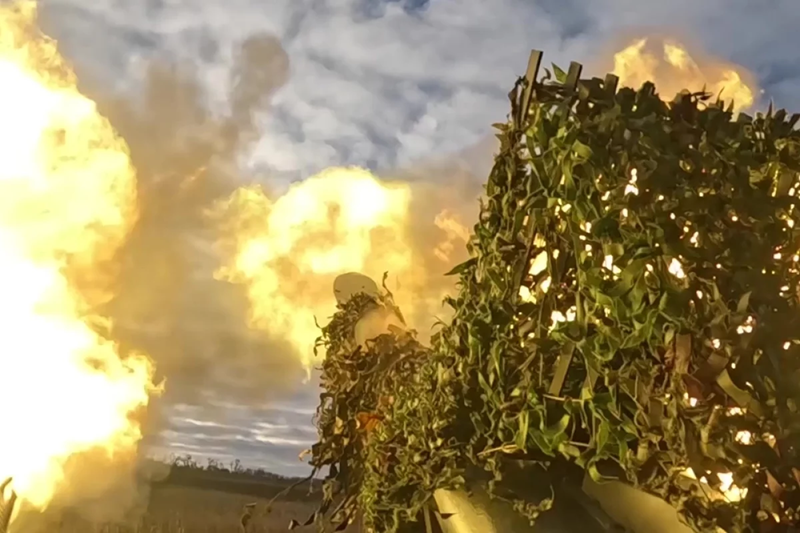 Tuy nhiên, với sự tham chiến của Sư đoàn 150 của Nga, đà tấn công của Ukraine vào trung tâm thành phố đã bị chặn lại. Quân Nga đã giành lại quyền kiểm soát một tòa nhà lớn tại trung tâm và đẩy lùi quân Ukraine qua phố Skachkova. Ukraine thỉnh thoảng cố gắng đột nhập vào sân vận động Avangard, nhưng mỗi lần đều bị quân Nga tiêu diệt. Ảnh: Bộ Quốc phòng Nga