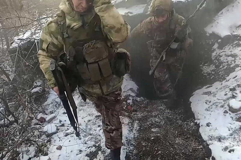 Ngày 6/3, quân đội Ukraine một lần nữa tiến vào khu mỏ số 3 ở phía đông Pishchane. Khu công nghiệp tại đây đã bị pháo kích san phẳng và đến chiều tối, quân Nga rút lui khỏi nhiều vị trí. Tuy nhiên, trong đêm, không quân Nga xuất kích, tiến hành các cuộc oanh tạc dữ dội nhằm vào quân Ukraine. Sáng 7/3, quân Nga đã phát động phản công, thậm chí giao tranh ác liệt ở cự ly gần. Ảnh: Bộ Quốc phòng Nga