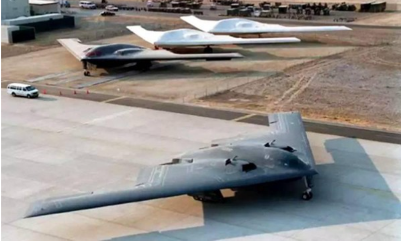 Phía sau hậu trường, Northrop Grumman đã giành được hợp đồng thứ hai cho B-21, với kế hoạch bàn giao lô tiếp theo với chi phí thấp hơn đáng kể vào cuối năm 2024. CEO Kathy Warden xác nhận điều này trong cuộc họp báo cáo tài chính ngày 30/1, lưu ý rằng công ty đang dốc toàn lực vào giai đoạn Sản xuất ban đầu với tốc độ thấp (LRIP). Ảnh: Auto Evolution