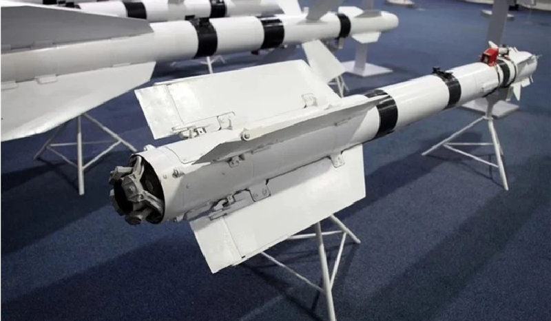 R-73, một tên lửa không đối không tầm ngắn có nguồn gốc từ Liên Xô, đã được tái chế để phóng từ mặt đất, mang đến cho Magura V5 khả năng chưa từng có trong việc bắn hạ các mục tiêu trên không. Vào ngày 2/5, khả năng này đã được chứng minh khi một Magura V5 được cho là đã bắn hạ một máy bay chiến đấu Su-30 của Nga gần Novorossiisk, đánh dấu một cột mốc lịch sử trong chiến tranh drone hải quân. Ảnh: Top War