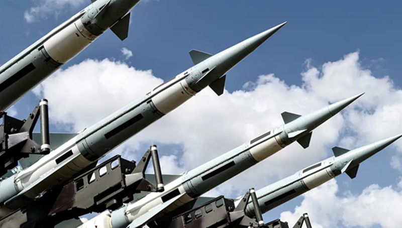 “Chúng ta cần thảo luận với cả Anh và Pháp – hai cường quốc hạt nhân châu Âu – về việc liệu cơ chế chia sẻ hạt nhân hoặc ít nhất là đảm bảo an ninh hạt nhân từ Anh và Pháp có thể áp dụng cho chúng ta hay không,” ông Merz phát biểu tuần trước. Ảnh: Cedoc