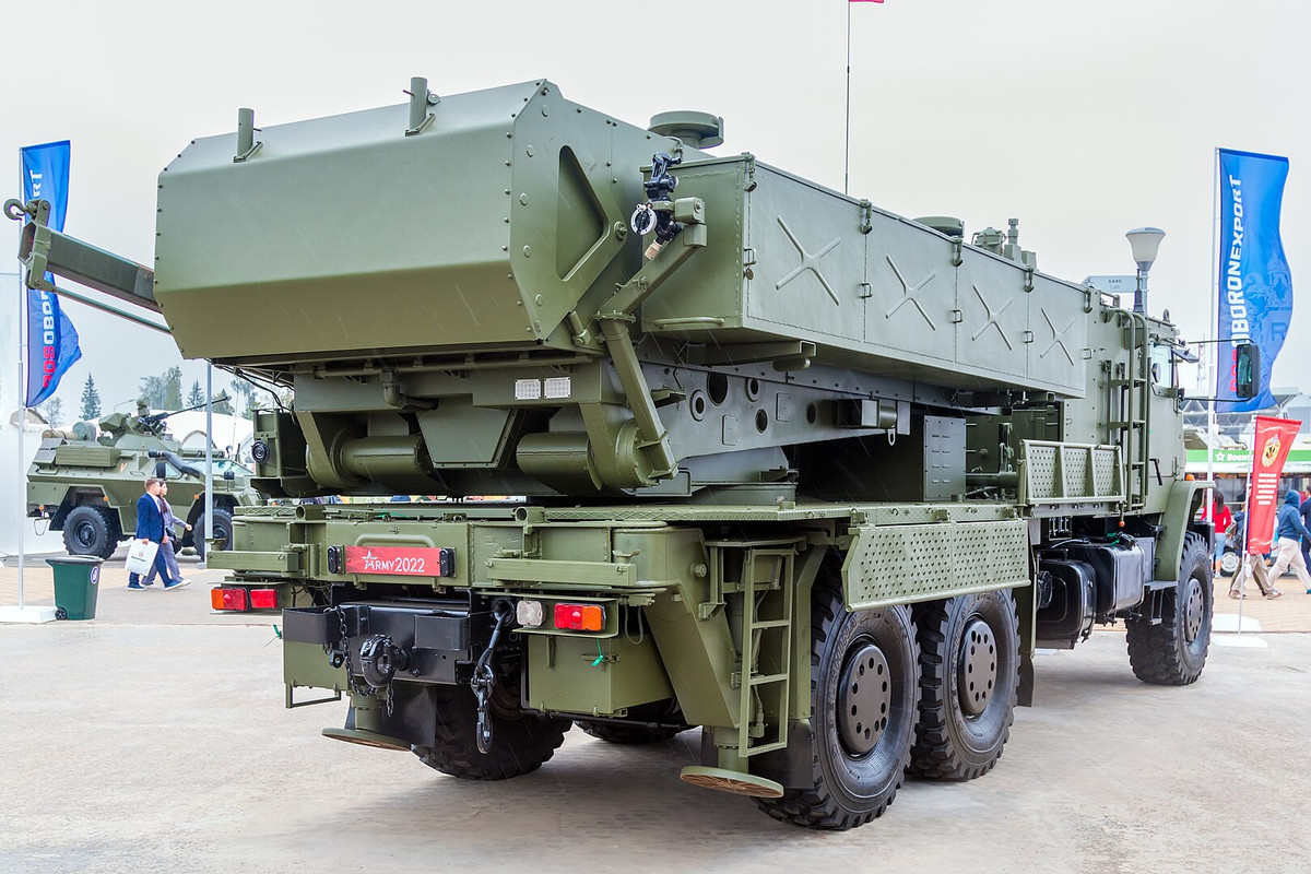 Vào tháng 9/2020, TOS-2 lần đầu tiên được trưng bày công khai trong Lễ diễu hành Ngày Chiến thắng phát xít năm 2020 và sau đó được trình làng tại cuộc tập trận quân sự Kavkaz-2020. Hệ thống này đã đi vào hoạt động tại Quân khu Trung tâm của Nga vào ngày 6/1/2021.