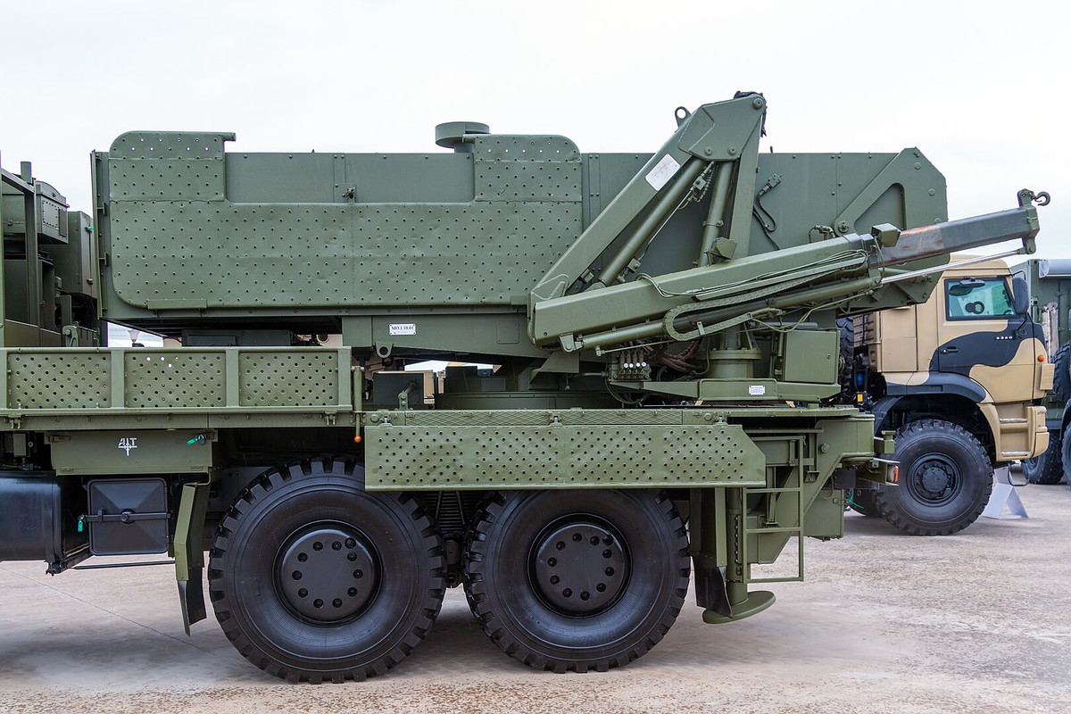 Trước khi tham gia xung đột Ukraine, TOS-2 đã được tích hợp vào lực lượng Bảo vệ Hạt nhân, Sinh học, Hóa học của Nga và những đơn vị vận hành vũ khí nhiệt áp. TOS-2 được thiết kế nhằm thay thế hệ thống tiền nhiệm của nó TOS-1 và TOS-1A, mặc dù các hệ thống đó vẫn đang được sử dụng với các nỗ lực hiện đại hóa.