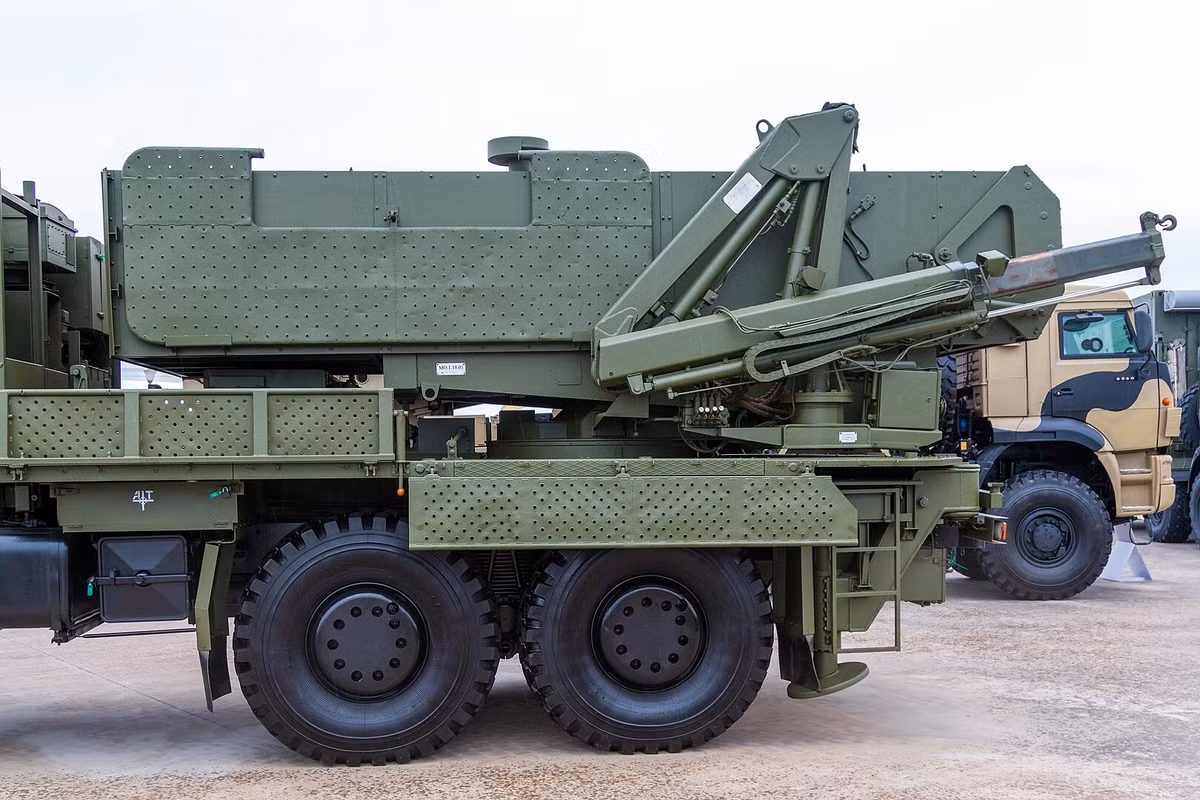 Trước khi tham gia xung đột Ukraine, TOS-2 đã được tích hợp vào lực lượng Bảo vệ Hạt nhân, Sinh học, Hóa học của Nga và những đơn vị vận hành vũ khí nhiệt áp. TOS-2 được thiết kế nhằm thay thế hệ thống tiền nhiệm của nó TOS-1 và TOS-1A, mặc dù các hệ thống đó vẫn đang được sử dụng với các nỗ lực hiện đại hóa.