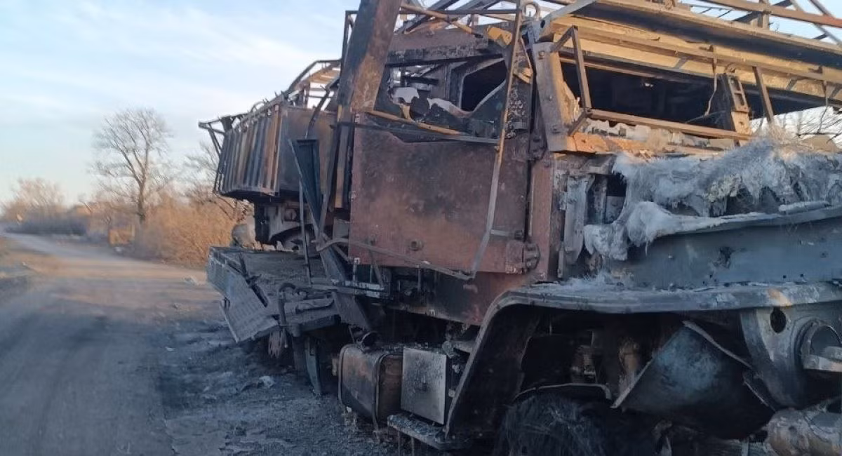 TOS-2 là hệ thống pháo phản lực đa nòng của Nga có khả năng sử dụng đầu đạn nhiệt áp, được lắp trên khung gầm xe tải 3 trục. TOS-2 được thiết kế để tấn công các vị trí kiên cố của đối phương, phương tiện chiến đấu và phương tiện vận tải bọc thép nhẹ. Ảnh Defense News