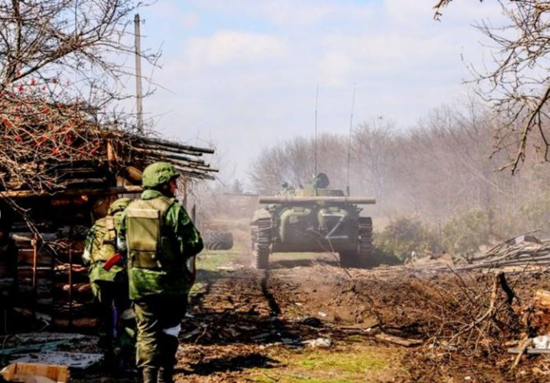 Trong đó, Cherkasskaya Konopelka hứng chịu phần lớn đợt tấn công của Ukraine. Đến khoảng 1 giờ chiều, cuộc tấn công vào ngôi làng này đạt đỉnh điểm khi một đợt tấn công với quy mô lên đến một đại đội, được xe bọc thép yểm trợ, đồng loạt đột kích từ hai hướng đông bắc vào bên trong làng. Ảnh: TASS