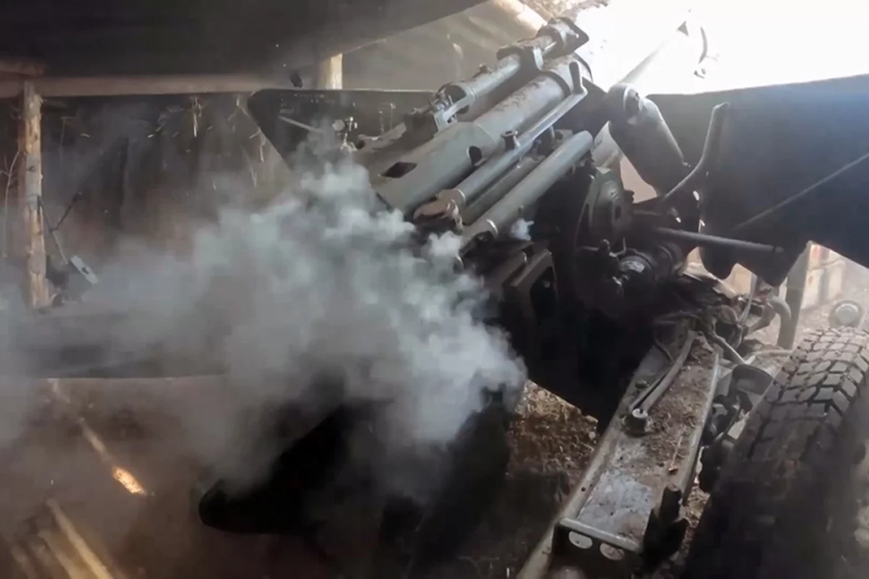 Sau khi rời khỏi trang trại Kolmakov, đội hình Ukraine chia thành hai hướng tấn công. Một phần lực lượng di chuyển theo đường nhánh, tiến về phía làng Russkaya Konopelka – đây là hướng tấn công thứ yếu của Ukraine. Phần còn lại tiếp tục tiến dọc theo tuyến đường 38K-028 về phía Ulanok. Ảnh: Bộ Quốc phòng Nga