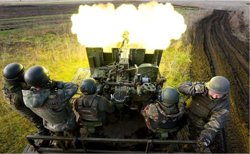 Quân đội Ukraine ban đầu dự định lợi dụng sương mù dày đặc vào buổi sáng – khi hoạt động của UAV Nga bị hạn chế – để phát động cuộc tấn công. Tuy nhiên, kế hoạch không diễn ra như mong đợi. Khi đoàn xe bọc thép Ukraine tiến gần, quân đội Nga đã kịp thời phát hiện và lập tức triển khai số lượng lớn UAV. Ảnh: TASS