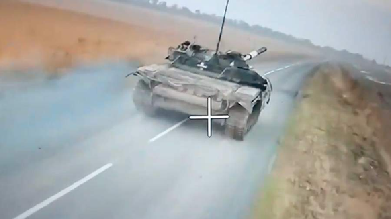 Các UAV Nga vừa tấn công xe bọc thép Ukraine đang áp sát khu định cư, vừa bay sâu vào hậu phương, nhắm vào lực lượng chủ lực của Ukraine. Kết quả là nhiều xe bọc thép Ukraine bị phá hủy ngay trong lúc hành quân. Ảnh: Izvestia