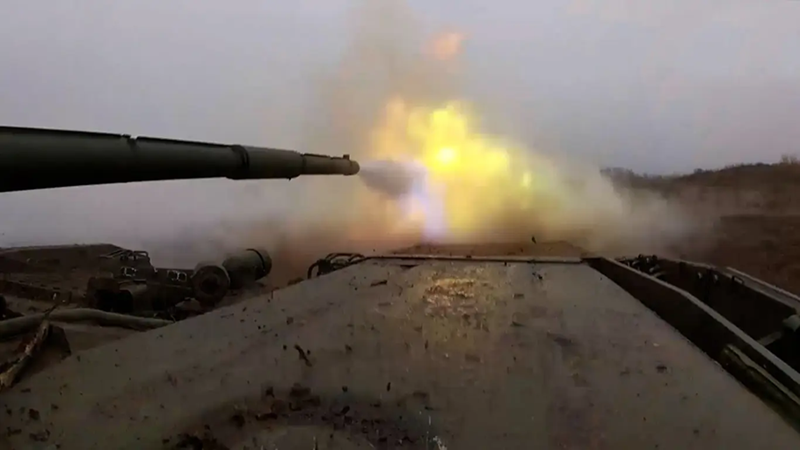 "Để đẩy nhanh tiến độ tấn công, quân đội Nga đã tiến hành kêu gọi đầu hàng, nhưng hiệu quả không đáng kể. Quân đội Ukraine đã được tuyên truyền rằng nếu đầu hàng sẽ bị quân Nga xử tử, vì vậy ngay cả trong tình huống tuyệt vọng, phần lớn binh sĩ Ukraine vẫn chiến đấu đến cùng. Ảnh: Bộ Quốc phòng Nga