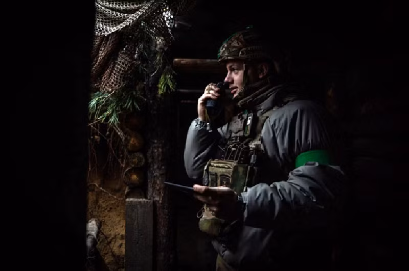 Để bù đắp sự thiếu hụt quân số, quân đội Ukraine đã chuyển nhiều kỹ thuật viên từ các lữ đoàn không quân, nhân viên y tế hậu phương và những lực lượng khác thành bộ binh, nhưng điều này vẫn chỉ như muối bỏ bể. Trong hoàn cảnh này, Ukraine bắt đầu tận dụng mọi nguồn lực hậu cần. Ảnh: News.ru