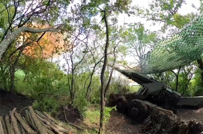 Trong lúc quân đội Ukraine đang cố gắng gom góp thêm binh lính, lực lượng Ukraine tại thành phố Velika Novoselka đã bị bỏ rơi một cách dễ dàng. Hiện tại, quân Nga đã chia cắt thành phố này làm hai, khu vực phía nam nơi quân Ukraine đóng quân đã bị bao vây hoàn toàn. Chỉ có lực lượng phía bắc vẫn còn một chút hy vọng nhưng tất cả các tuyến đường rút lui của họ đều nằm trong tầm kiểm soát hỏa lực của Nga. Ảnh: mil.ru