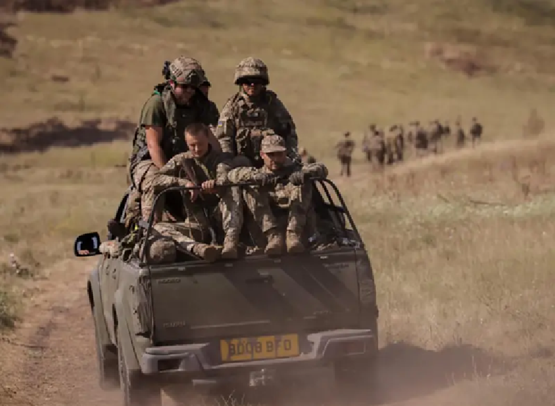 Nói đơn giản, quân đội Ukraine vẫn không thể bắt buộc nam giới từ 18 đến 25 tuổi nhập ngũ, nhưng chỉ cần họ “tự nguyện” tham gia thì sẽ được chấp nhận. Để làm được điều này, chính quyền Ukraine đã đưa ra một số chính sách khuyến khích, bao gồm đảm bảo về đào tạo và các phúc lợi. Ảnh: Top War