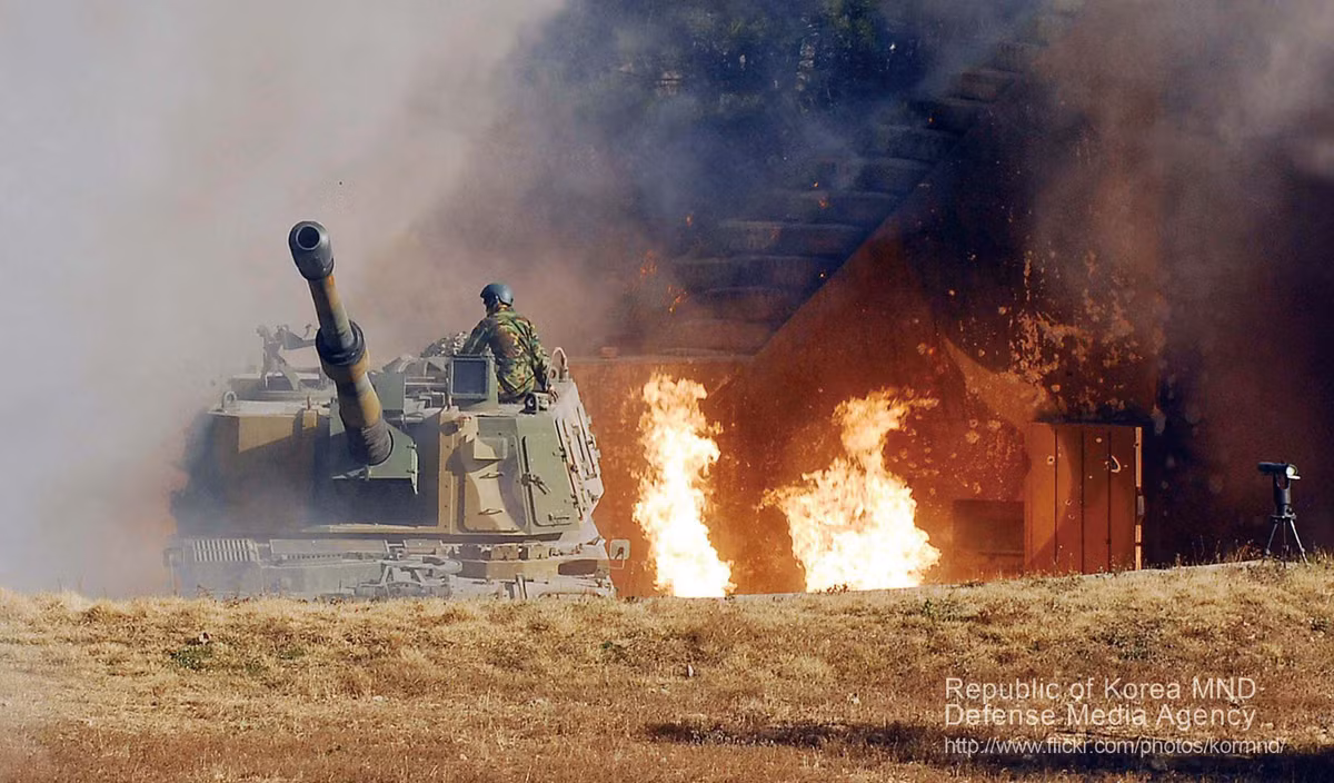 Pháo được trang bị động cơ diesel MTU 881 Ka-500 8 xi lanh, làm mát bằng nước, công suất 1.000 mã lực và hộp số tự động XI 100 4AZ với 4 số tiến và hai số lùi, cho phép xe di chuyển trên đường nhựa với tốc độ tối đa 67 km/h, tầm hoạt động lên tới 480 km. Ảnh Wikipedia