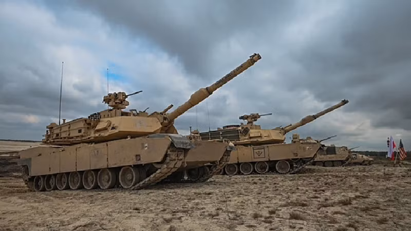 Vào tháng 1.2023, Mỹ đồng ý gửi 31 xe tăng M1A1 Abrams tới chiến trường Ukraine. Nhiều người tin rằng những chiếc xe tăng Mỹ sẽ dễ dàng quét sạch mọi thứ cản đường, nhưng thực tế lại gây ra một cú sốc lớn. Lô Abrams đầu tiên đến Ukraine vào khoảng tháng 9/2023, trong thời gian đó, các kíp lái xe tăng Ukraine đã trải qua khóa huấn luyện chuyên sâu nhưng cấp tốc tại các nước phương Tây. Ảnh: Getty Images