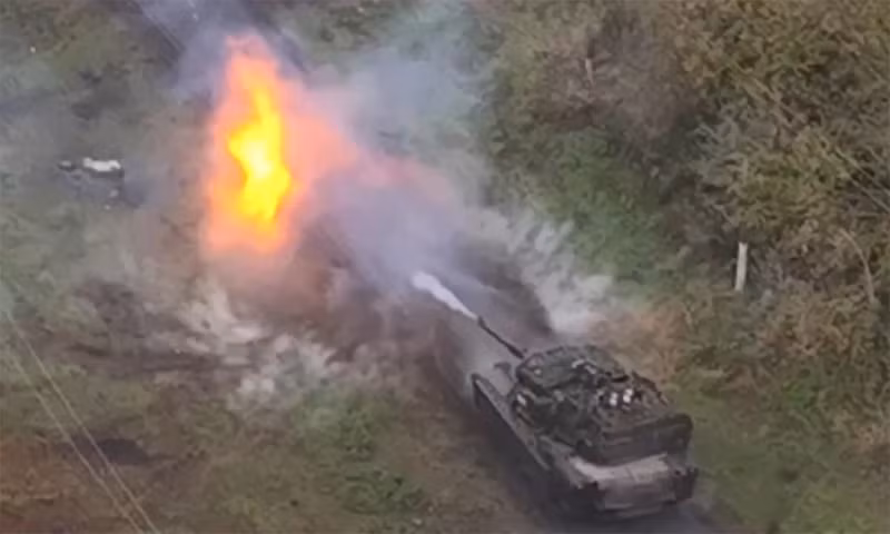 Một yếu tố khác làm giảm hiệu quả của Abrams là cách nó được triển khai. Do thiếu hụt nhân lực và trang thiết bị, những chiếc Abrams của Ukraine thường tham chiến mà không có sự hỗ trợ từ bộ binh hoặc xe chiến đấu bộ binh (IFV). Trong những điều kiện bất lợi này, Abrams dễ dàng trở thành con mồi cho các đội chống tăng của Nga. Ảnh: Telegram