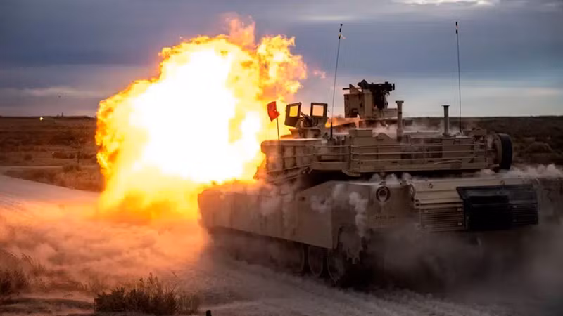 Có nhiều yếu tố góp phần vào hiệu suất kém của Abrams ở Ukraine. Trước hết, Abrams là một mục tiêu lớn trên chiến trường. Với trọng lượng khổng lồ lên tới 63 tấn, chiếc xe tăng này có một sự hiện diện đáng sợ, nhưng cũng cực kỳ dễ nhận diện. Ảnh: Lực lượng vệ binh quốc gia IDAHO