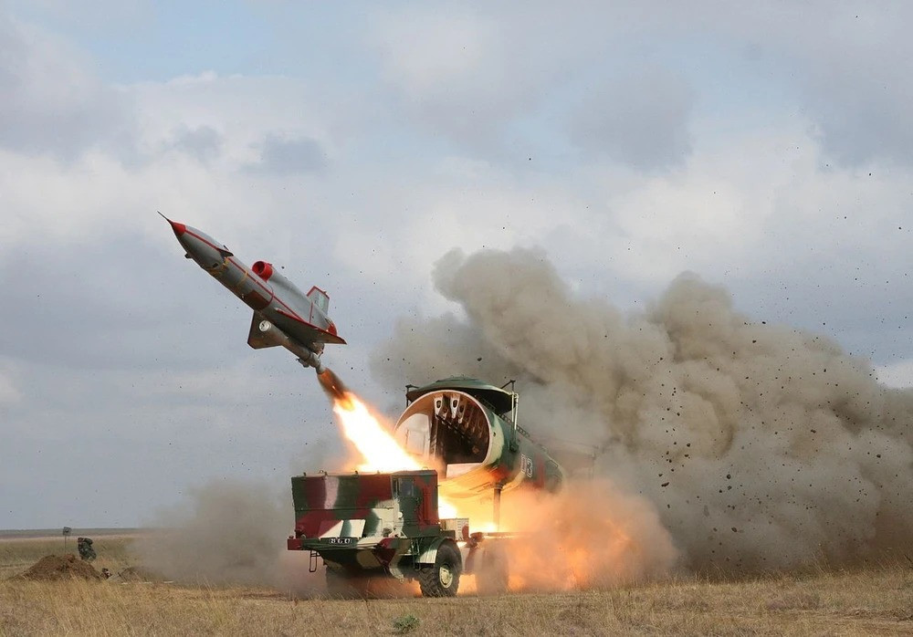 Cầu Crimea đóng vai trò là tuyến đường hậu cần quan trọng, cho phép vận chuyển vật tư quân sự và hàng hóa dân sự giữa Nga và Crimea. Ukraine đã nhiều lần tìm cách phá hủy cây cầu để phá vỡ tuyến tiếp tế này, cản trở các hoạt động quân sự và thách thức khả năng duy trì quyền kiểm soát khu vực của Nga.