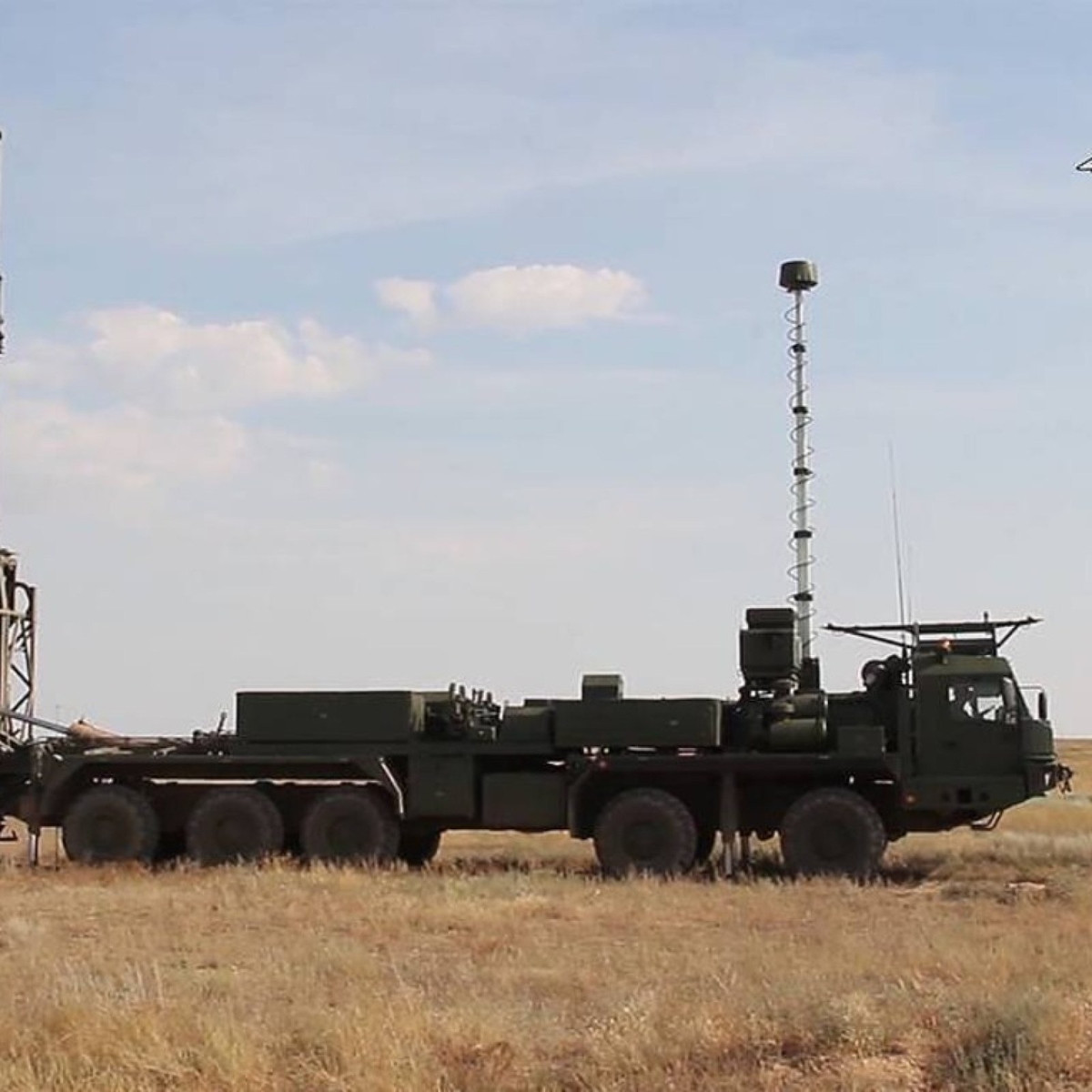 Hệ thống tên lửa phòng không S-500 do Tập đoàn hàng không vũ trụ Almaz-Antey phát triển, được thiết kế để tiêu diệt nhiều loại mối đe dọa trên không, bao gồm máy bay tàng hình như F-35, tên lửa đạn đạo xuyên lục địa (ICBM), tên lửa siêu thanh và vệ tinh quỹ đạo thấp. Ảnh: Newsweek.