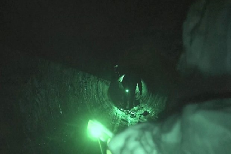 Đường ống dẫn khí đốt này đường kính 1,4 mét, vốn được sử dụng để vận chuyển khí đốt sang châu Âu, nhưng sau khi Ukraine ngừng cung cấp, quân đội Nga đã khéo léo cải tạo nó thành một lối đi bí mật. Nga đã sử dụng bom lượn có điều khiển để dọn sạch các vị trí phòng thủ của quân đội Ukraine xung quanh khu vực trước đó, đảm bảo đội đặc nhiệm có thể vượt qua an toàn. Ảnh: Bộ Quốc phòng Nga