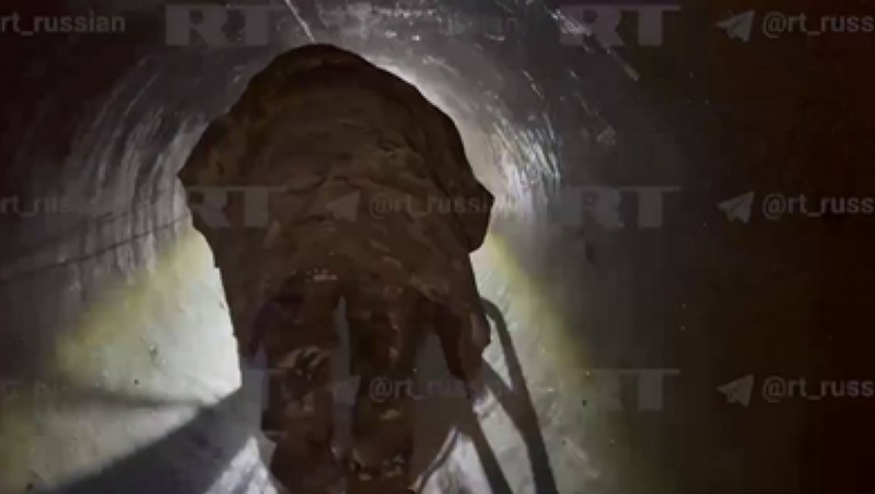 Ngoài ra, Nga cũng đã nhiều lần sử dụng các cơ sở ngầm để thâm nhập bí mật, như việc sử dụng đường hầm dưới lòng đất để phục kích quân đội Ukraine trong trận Bakhmut. Ưu điểm của chiến thuật này là tránh bị máy bay không người lái trinh sát phát hiện và tấn công bởi drone cảm tử , đồng thời có thể gây rối loạn phía sau phòng tuyến của đối phương, tạo điều kiện thuận lợi cho các đợt tấn công khác.Ảnh: Bộ Quốc phòng Nga