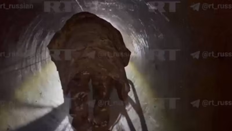 Ngoài ra, Nga cũng đã nhiều lần sử dụng các cơ sở ngầm để thâm nhập bí mật, như việc sử dụng đường hầm dưới lòng đất để phục kích quân đội Ukraine trong trận Bakhmut. Ưu điểm của chiến thuật này là tránh bị máy bay không người lái trinh sát phát hiện và tấn công bởi drone cảm tử , đồng thời có thể gây rối loạn phía sau phòng tuyến của đối phương, tạo điều kiện thuận lợi cho các đợt tấn công khác.Ảnh: Bộ Quốc phòng Nga