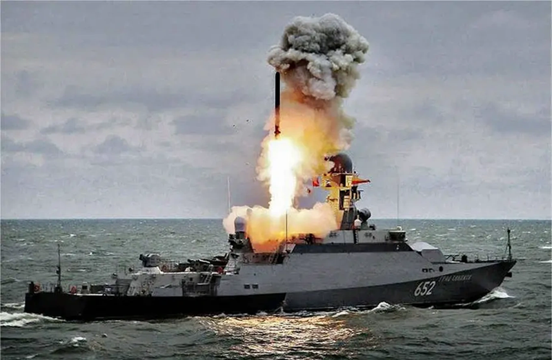 Tầm bắn tiêu chuẩn của nó vượt quá 2.400 km, tùy theo biến thể, và mang theo đầu đạn nặng khoảng 450 kg, có khả năng tấn công chính xác mục tiêu bằng chất nổ mạnh. Các nhà phân tích quân sự lưu ý rằng hệ thống dẫn đường của Kalibr kết hợp giữa điều hướng quán tính và định vị vệ tinh, cho phép điều chỉnh đường bay giữa chừng để đánh trúng các mục tiêu cố định như nhà máy điện hoặc đường ống dẫn khí. Ảnh: Bộ Quốc phòng Nga