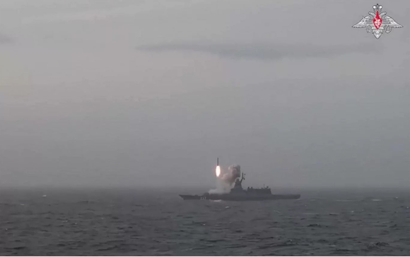 Dòng Kalibr bao gồm nhiều biến thể phù hợp với các nền tảng khác nhau. Phiên bản 3M-14T, được sử dụng bởi các tàu mặt nước như khinh hạm, có tầm bắn mở rộng và thường được kết hợp với 3M-14K, một phiên bản phóng từ tàu ngầm tương thích với các tàu như lớp Kilo. Ảnh: Bộ Quốc phòng Nga