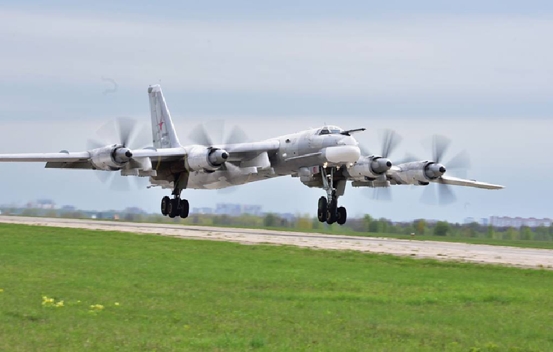 Các máy bay ném bom Tu-95MS, vốn được các kênh theo dõi Ukraine phát hiện trên không, đã hỗ trợ các đợt tấn công từ hải quân. Những máy bay có từ thời Liên Xô này đã được nâng cấp với hệ thống điện tử hàng không hiện đại, thường mang theo tên lửa hành trình và được trang bị bốn động cơ turboprop, tạo ra âm thanh đặc trưng khi hoạt động. Ảnh: TASS