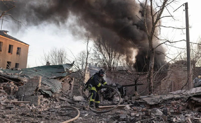 Tại tỉnh Poltava, một tên lửa đã đánh trúng hai tòa nhà dân cư, khiến một người lớn và một trẻ em bị thương, dù tình trạng của họ vẫn chưa được làm rõ, theo các quan chức địa phương. Ảnh: Anadolu Agency