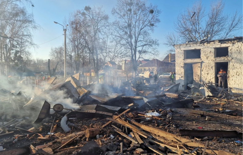 Thống đốc tỉnh Ternopil, Vyacheslav Nehoda, nói với các phóng viên rằng một cơ sở hạ tầng quan trọng trong khu vực của ông đã bị hư hại, có thể gây gián đoạn nguồn cung cấp khí đốt. “Các đội khẩn cấp đang đánh giá tình hình”, ông Nehoda cho biết, đồng thời nói thêm rằng công tác khắc phục đang được tiến hành. Ảnh: Reuter