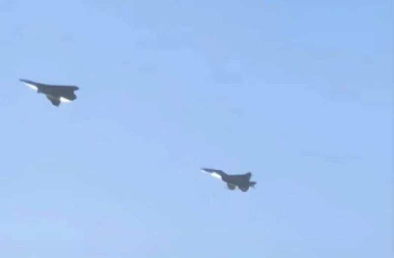 Nói về các yêu cầu, thiết kế lớn hơn trong hai chiếc máy bay hiện đang được một số người gọi không chính thức là "J-36" vẫn còn nhiều điểm mơ hồ. Trong khi Trung Quốc rõ ràng đang theo đuổi một nền tảng “giống máy bay chiến đấu” chiến thuật có người lái thế hệ tiếp theo, chúng ta cũng biết rằng họ đang tìm cách chế tạo một loại 'máy bay ném bom khu vực'. Ảnh: X